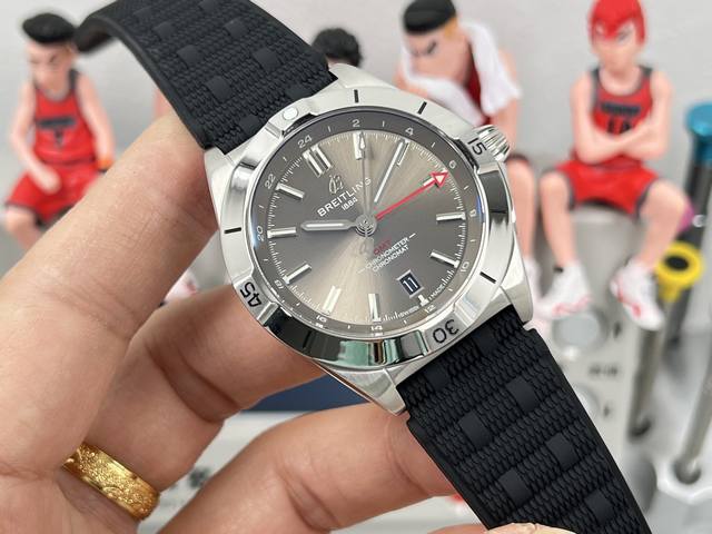 统一价： Bls厂-百年灵机械计时双时区自动机械腕表40 Chronomat Automatic Gmt 40 带双时区显示，兼具轻松闲适的美学气质，堪为旅行专