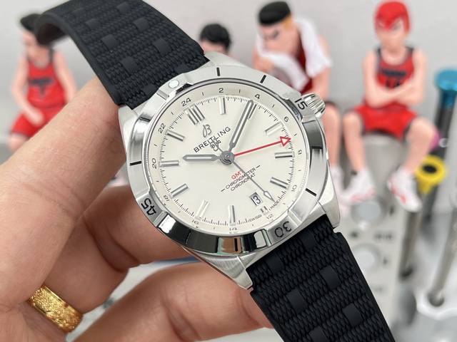 统一价： Bls厂-百年灵机械计时双时区自动机械腕表40 Chronomat Automatic Gmt 40 带双时区显示，兼具轻松闲适的美学气质，堪为旅行专