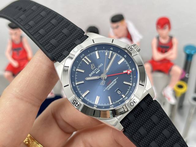 统一价： Bls厂-百年灵机械计时双时区自动机械腕表40 Chronomat Automatic Gmt 40 带双时区显示，兼具轻松闲适的美学气质，堪为旅行专