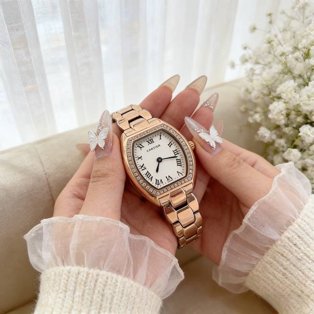 全面升级版到货，金银同价 卡地亚推出的Tonneau腕表，以酒桶为外形做一体成形表壳，较一般腕表小巧贴合手腕，由于看起来像酒桶一样，所以称为酒桶型表壳。卡地亚此