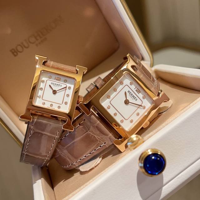 钻50Heure H腕表 新款大钻石 “羽毛”镶钻 26X26Mm 白色天然珍珠母贝表盘，瑞士石英机芯，可自由搭配手拆卸意大利牛皮或美洲鳄鱼皮，不锈钢针扣，底盖