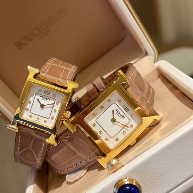 钻50Heure H腕表 新款大钻石 “羽毛”镶钻 26X26Mm 白色天然珍珠母贝表盘，瑞士石英机芯，可自由搭配手拆卸意大利牛皮或美洲鳄鱼皮，不锈钢针扣，底盖