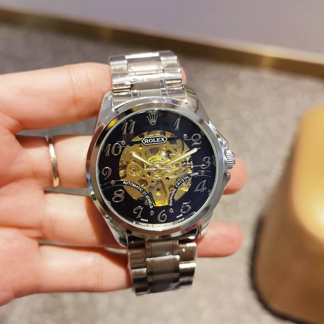 精刚表带十蝴蝶扣 白，全黑，劳力士一Rolex ，全自动机械机芯，蕴含最优质的材料与一丝不苟的工艺！超强矿物质幻彩玻璃，真空电镀，精密防水，直径：43Mm，厚度