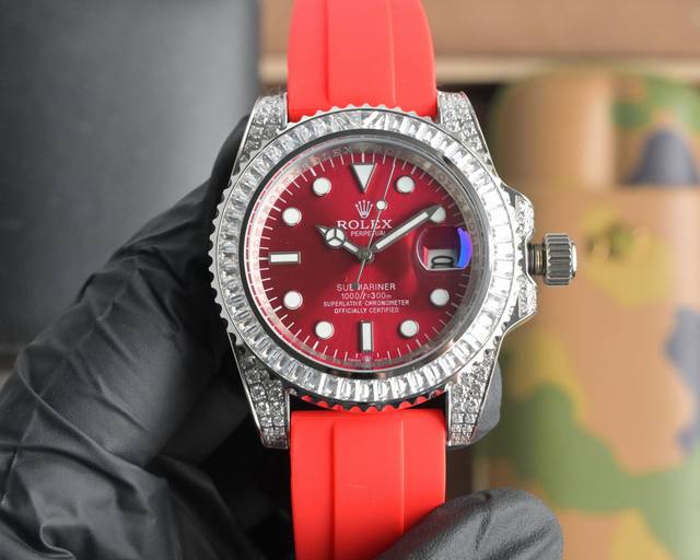 新品 劳力士顶级玩物毒货，不喜欢撞款街表水鬼的你，他绝对是你的知音。用劳力士最经典的潜航系列水鬼作为原型，经过圈口的二次改装，然后镶嵌顶级天然皓石，大闪亮，难度