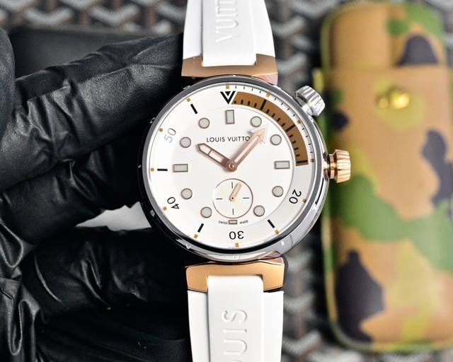 Lv 全系列陆续空降市场！致敬原厂 完成使命！ 腕表尺寸44Mm喜欢大表盘的女生也可以轻松驾驭 三大超级亮点 1.表盘的填油细腻，印刷立体，刻度镶嵌工整，个个精