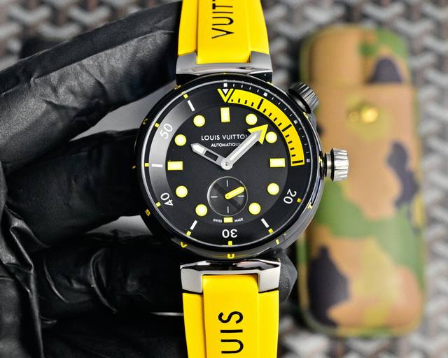 Lv 全系列陆续空降市场！致敬原厂 完成使命！ 腕表尺寸44Mm喜欢大表盘的女生也可以轻松驾驭 三大超级亮点 1.表盘的填油细腻，印刷立体，刻度镶嵌工整，个个精