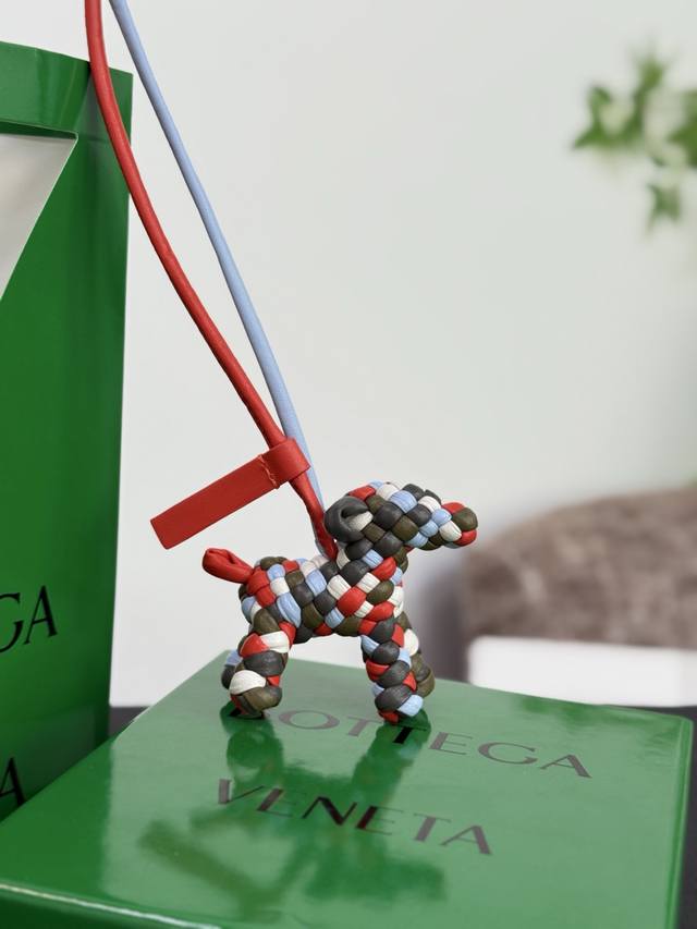 新品Bv小狗挂件 Bottega Veneta葆蝶家Bv小狗编织挂件挂饰 工匠用管状小羊皮全纯手工编织而成的哦~每一处编织纹理都藏着匠人的用心与巧思 不管是挂在 新品Bv小狗挂件 Bottega Veneta葆蝶家Bv小狗编织挂件挂饰 工匠用管状小羊皮全纯手工编织而成的哦~每一处编织纹理都藏着匠人的用心与巧思 不管是挂在