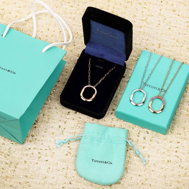 210387 We produce the Lock medium-sized necklace, custom-made with genuine gold