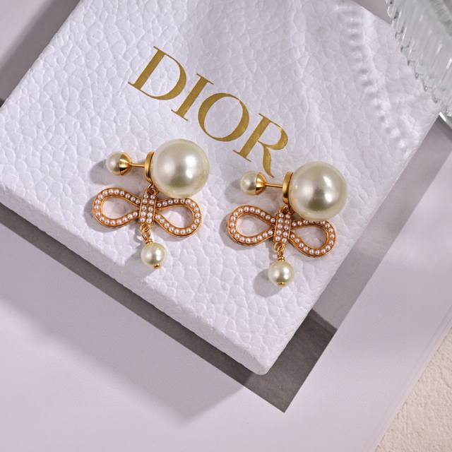 项链耳环迪奥 新款一线大牌都爱的Dior 迪奥 新品字母项链耳环 金属质感逆袭版字母潮范儿抢风头 完全胜任现代年轻人街拍、度假时尚搭成为夏日最炙手的时髦单品..