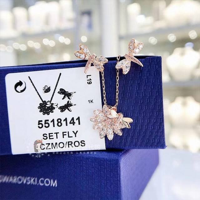 爱的花园 粉钻蜻蜓锁骨项链 这款是以优雅的蜻蜓及美丽的花朵为灵感。项链的花朵装饰则带有璀璨悦目的花瓣，不但与仿水晶的光彩互相辉映，也是重要时刻的送礼精选。