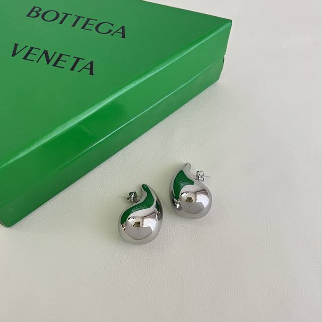 Bottega Veneta Bv 耳钉 金属感十足 特别特别赞,整体细节非常令人惊喜,设计感十足,必须为世家的设计点个大大的赞,不仅带出个人自信及品味,款式典 Bottega Veneta Bv 耳钉 金属感十足 特别特别赞,整体细节非常令人惊喜,设计感十足,必须为世家的设计点个大大的赞,不仅带出个人自信及品味,款式典