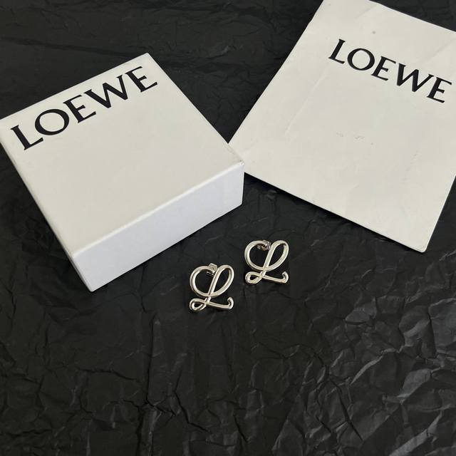 L0Ewe 罗意威 耳钉，以及一个带有Loewe 雕花菱形扣的圈形搭扣，精致耐看，金属感，一致Zp黄铜材质，细节完美复刻，标配给你们啥标配 这款非常适合日常任何