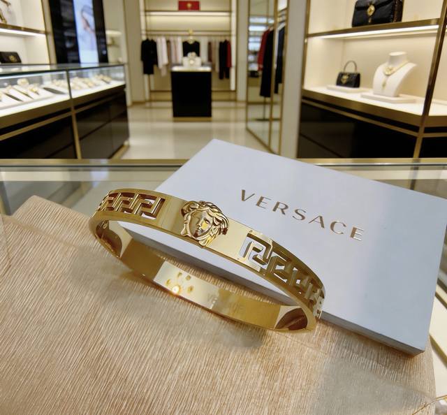 Versace 范思哲 杜美莎标志手环 帅气酷炫 同时透露着一丝不羁的自由气息 展现别样趣味魅力 做工精致钻镶嵌 绝对高逼格 等同正品