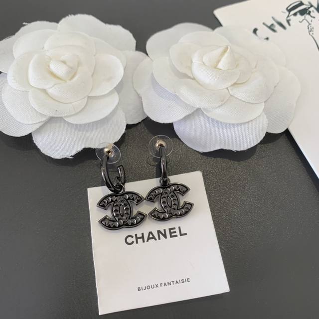 Chanel枪黑色勾耳环