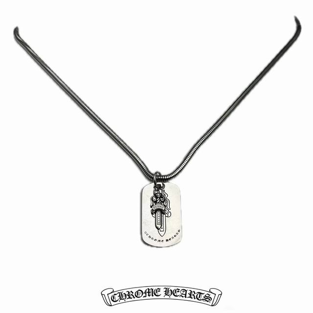 克罗心宝剑项链如暗夜星辰般璀璨，将泰银工艺与摇滚精神完美融合，复古纹路间流淌着现代美学，堪称情侣间最独特的定情信物，让爱意在金属光泽中永恒闪耀