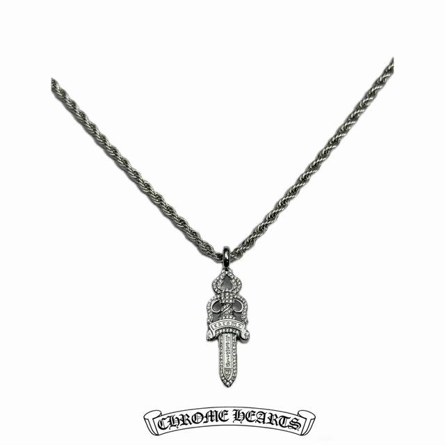 克罗心限量版宝剑满天星手工镶钻工艺项链帅爆了最新款克罗心项链 宝剑造型不同的花纹设计风格 呈现出与众不同 十字架 宝剑 童军花是克罗心的标志所以更经久不衰 正品