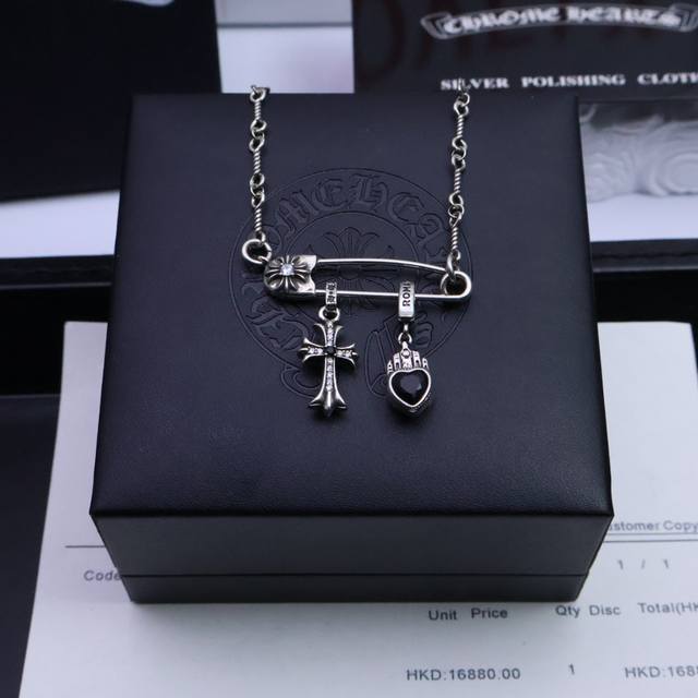 潮流推荐］ 克罗心胸针爆款项链无论是约会、晚宴，还是日常佩戴，它都能让你散发出与众不同的光芒，浪漫又梦幻～ 送给心爱的她，或是珍藏这份星夜的浪漫，让爱意如星光般