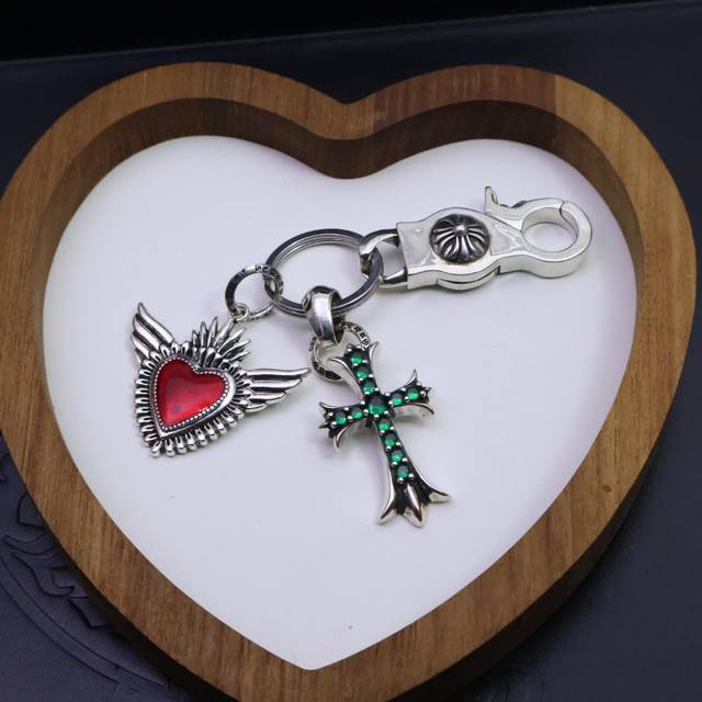 潮流时尚百搭］ 克罗心爱心钥匙扣挂件告白要趁早礼物要买好表达爱，不等待，黄金有价爱无价 我在人间贩卖幸福克罗心钥匙扣挂件裤包挂件 做工、质感一流.小细节提升本身