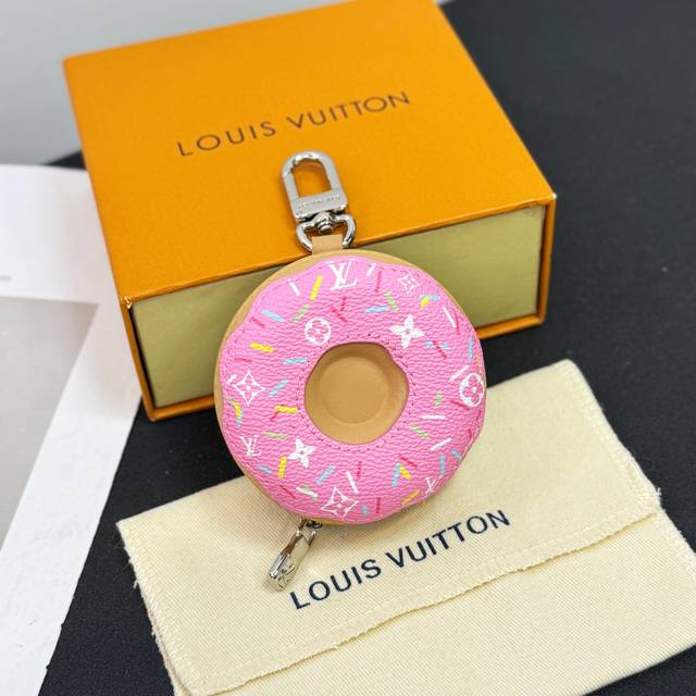 特价：￥pp 新品迷你甜甜圈挂件挂饰10 色现货 Louis Vuitton 路易威登甜甜圈耳机包挂饰挂件 户外休闲穿搭的包包搭配一个精美的挂饰，时尚感满满且十