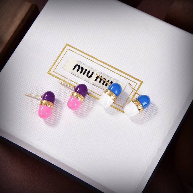 Miumiu 巴黎秀场最新款药丸耳钉，整个秀场下来都是这款耳钉，完美复刻