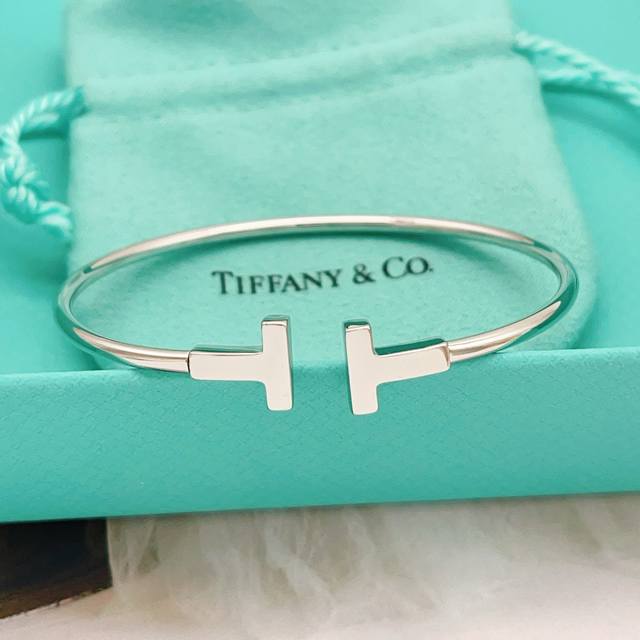Tz023 Tiffany*帝芙尼最新款银色光面双T手镯 一致Zp黄铜材质，非常的上镜设计很特别值得入手高级手工坊系列