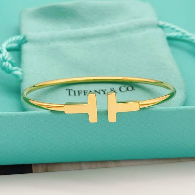 Tz021 Tiffany*帝芙尼最新款金色光面双T手镯 一致Zp黄铜材质，非常的上镜设计很特别值得入手高级手工坊系列