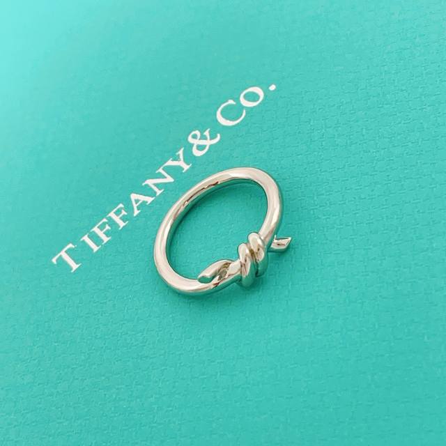 Tj015 Size: 6, 7, 8 Tiffany's latest silver rope knot ring, made of the same bra