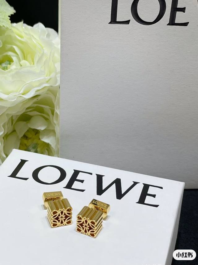 Loewe菱形耳钉 第一眼看到立马就喜欢上了L0Ewe 罗意威 Anagram缠丝立体吊耳钉。以及一个带有Loewe雕花菱形扣的圈形搭扣，精致耐看 这款非常适合