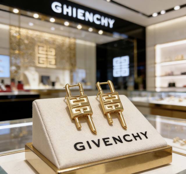原单货新品 纪梵希耳钉Givenchy新款耳钉专柜一致 细节做工精细 每个细节流程到位 设计工艺精细 火爆款出货 设计独特 复古风格 纪梵希耳钉