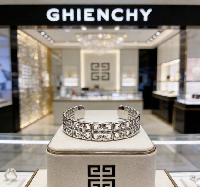 原单货新品 纪梵希手镯Givenchy新款手镯专柜一致 细节做工精细 每个细节流程到位 设计工艺精细 火爆款出货 设计独特 复古风格 纪梵希手镯