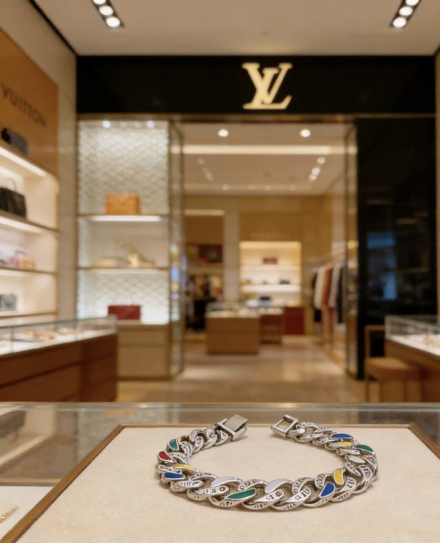高品质Lv路易威登手链原单货专柜新款开模复古潮流时尚必备 男女均可佩戴 情侣款同款 摇滚朋克泰银风格 复古元素 潮流百搭 官网同款项链最新款链条档次更高明星经典