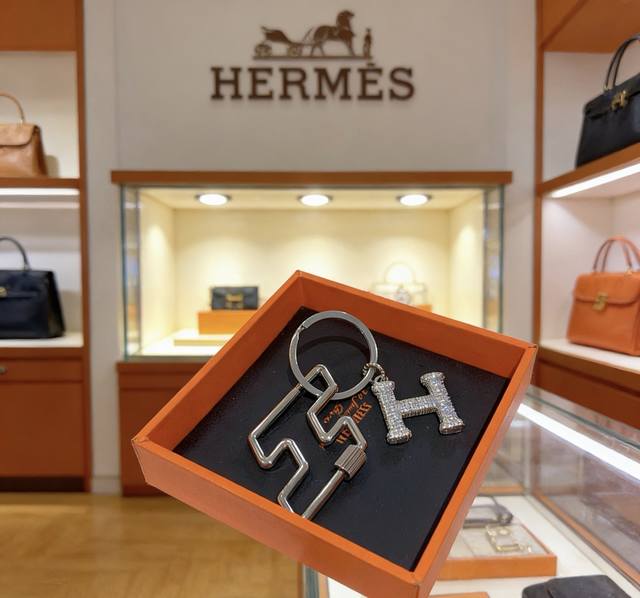 新款Hermes爱马仕钥匙扣钥匙扣加厚版 铂金版。高级精工版 众多网红同款 爱马仕挂饰钥匙扣太考验师傅的手艺了 要确保每个细节都到位不简单 高端定制 男女同款