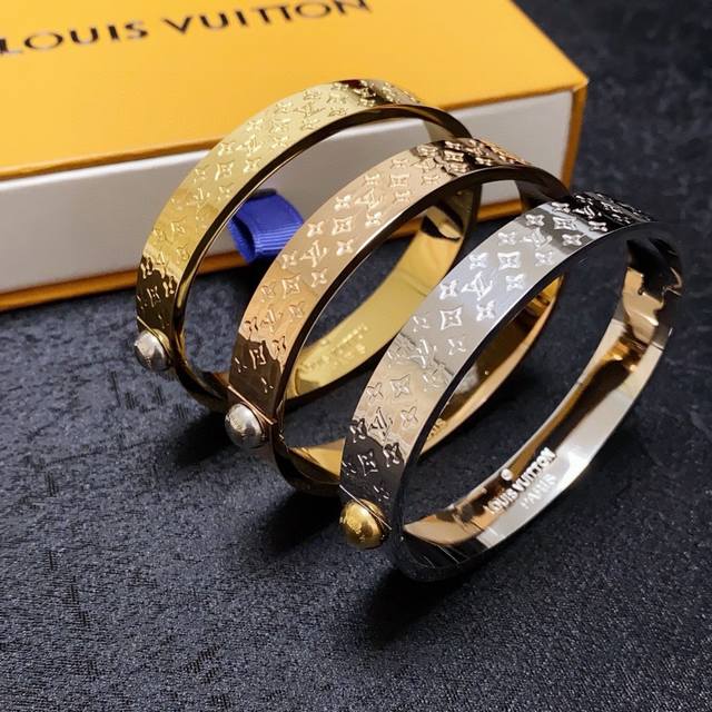 新品 原单货 Lv中性款雕刻字母手镯Louis Vuitton 路易威登 专柜一致材质 火爆款出货 设计独特 复古前卫。手镯14K精工保色版 从上市以来一直深受