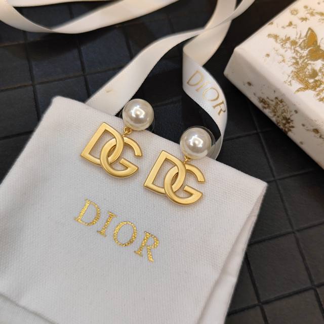 Dolce&Gabbana 杜嘉班纳 Dg字母珍珠秀场耳钉款优雅大方 精工设计 时尚百搭 美女必备