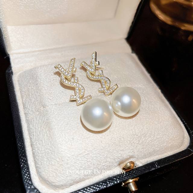 Ysl 圣罗兰晶钻字母珍珠耳钉 原版黄铜材质 Yves Saint Laurent 创立于1961年 优雅抽象大胆别致的设计风格使它成为奢华时尚界著名的品牌之一 Ysl 圣罗兰晶钻字母珍珠耳钉 原版黄铜材质 Yves Saint Laurent 创立于1961年 优雅抽象大胆别致的设计风格使它成为奢华时尚界著名的品牌之一
