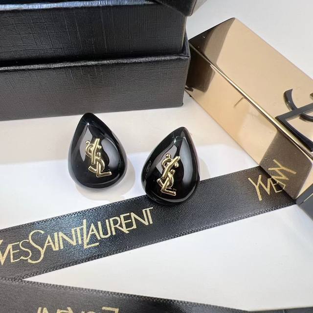 Ysl 圣罗兰水滴字母字母珍珠耳钉 原版黄铜材质 Yves Saint Laurent 创立于1961年 优雅抽象大胆别致的设计风格使它成为奢华时尚界著名的品牌 Ysl 圣罗兰水滴字母字母珍珠耳钉 原版黄铜材质 Yves Saint Laurent 创立于1961年 优雅抽象大胆别致的设计风格使它成为奢华时尚界著名的品牌