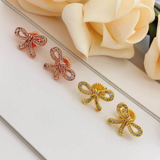 Ge017玫瑰金 Ge018金色 Graff格拉芙最新款两色镶钻蝴蝶结耳钉 一致Zp黄铜材质，非常的上镜设计很特别值得入手高级手工坊系列