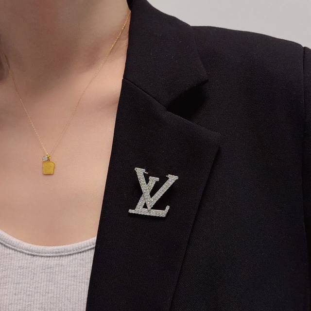 Lv路易威登专柜新款满钻白钻胸针，是最懂女人的饰物。那些倾注了全部心血去做自己的女人，往往更珍惜胸针的意义。Lv女士把胸针别在帽子上，并告诉那些模仿她的时髦女士