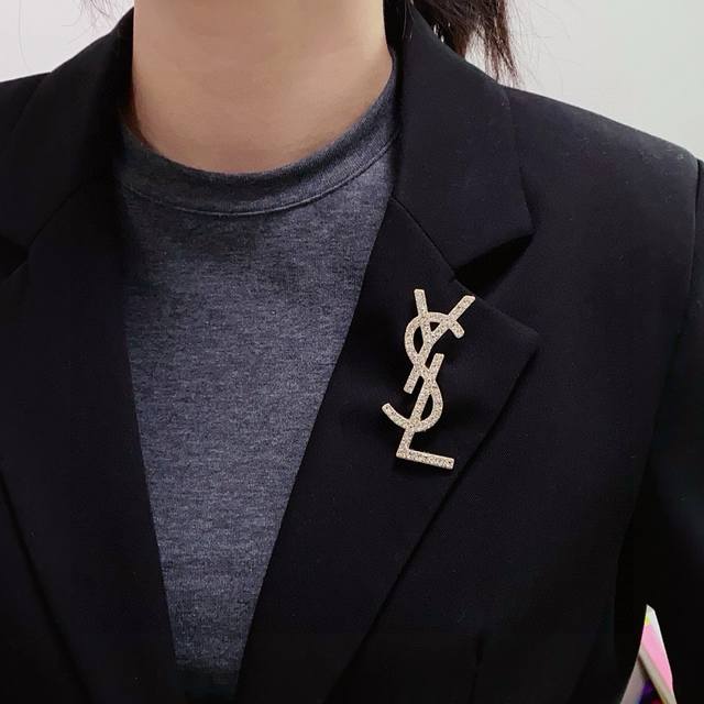 Ysl圣罗兰专柜新款同步上新满钻金色、银色胸针,是最懂女人的饰物。那些倾注了全部心血去做自己的女人,往往更珍惜胸针的意义。圣罗兰女士把胸针别在帽子上,并告诉那些 Ysl圣罗兰专柜新款同步上新满钻金色、银色胸针,是最懂女人的饰物。那些倾注了全部心血去做自己的女人,往往更珍惜胸针的意义。圣罗兰女士把胸针别在帽子上,并告诉那些