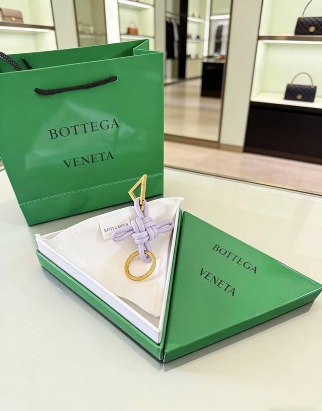 新品 Bottega Veneta葆蝶家 编织钥匙扣设计 金属 小羊皮 皮革 钥匙扣 淡紫色真心推荐给大家,永远不会过时,超级经典的钥匙扣,真正的进口羊皮编织, 新品 Bottega Veneta葆蝶家 编织钥匙扣设计 金属 小羊皮 皮革 钥匙扣 淡紫色真心推荐给大家,永远不会过时,超级经典的钥匙扣,真正的进口羊皮编织,