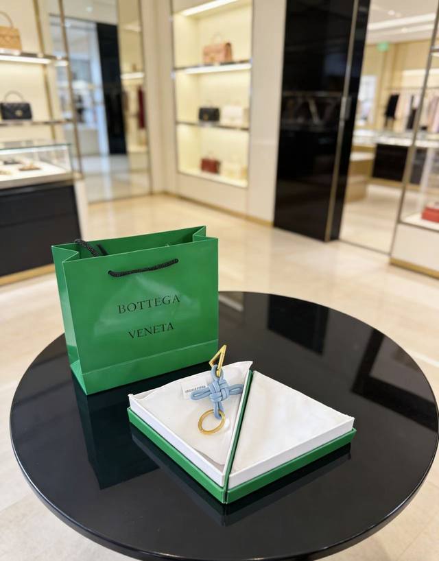 新品 Bottega Veneta葆蝶家 编织钥匙扣设计 金属 小羊皮 皮革 钥匙扣 蓝色真心推荐给大家,永远不会过时,超级经典的钥匙扣,真正的进口羊皮编织,原 新品 Bottega Veneta葆蝶家 编织钥匙扣设计 金属 小羊皮 皮革 钥匙扣 蓝色真心推荐给大家,永远不会过时,超级经典的钥匙扣,真正的进口羊皮编织,原