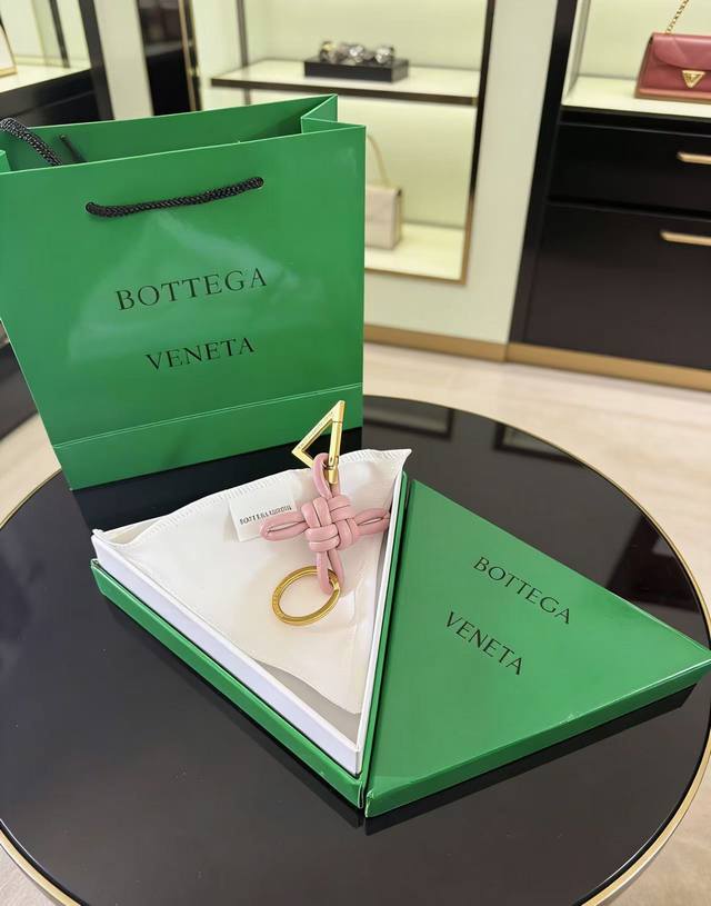 新品 Bottega Veneta葆蝶家 编织钥匙扣设计 金属 小羊皮 皮革 钥匙扣 粉色真心推荐给大家,永远不会过时,超级经典的钥匙扣,真正的进口羊皮编织,原 新品 Bottega Veneta葆蝶家 编织钥匙扣设计 金属 小羊皮 皮革 钥匙扣 粉色真心推荐给大家,永远不会过时,超级经典的钥匙扣,真正的进口羊皮编织,原
