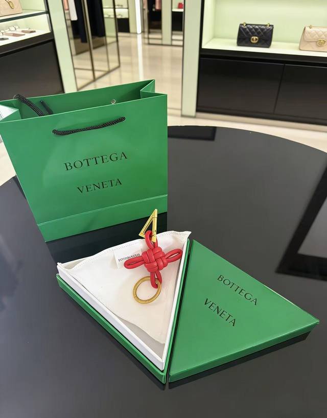 新品 Bottega Veneta葆蝶家 编织钥匙扣设计 金属 小羊皮 皮革 钥匙扣 红色真心推荐给大家,永远不会过时,超级经典的钥匙扣,真正的进口羊皮编织,原 新品 Bottega Veneta葆蝶家 编织钥匙扣设计 金属 小羊皮 皮革 钥匙扣 红色真心推荐给大家,永远不会过时,超级经典的钥匙扣,真正的进口羊皮编织,原