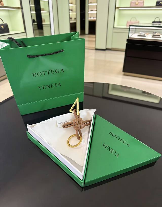 新品 Bottega Veneta葆蝶家 编织钥匙扣设计 金属 小羊皮 皮革 钥匙扣 棕色真心推荐给大家,永远不会过时,超级经典的钥匙扣,真正的进口羊皮编织,原 新品 Bottega Veneta葆蝶家 编织钥匙扣设计 金属 小羊皮 皮革 钥匙扣 棕色真心推荐给大家,永远不会过时,超级经典的钥匙扣,真正的进口羊皮编织,原