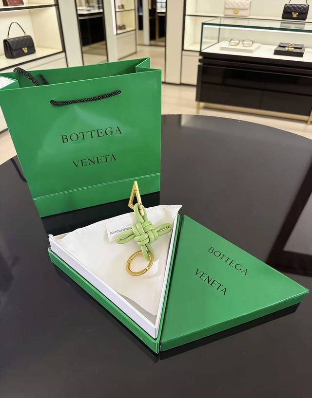 新品 Bottega Veneta葆蝶家 编织钥匙扣设计 金属 小羊皮 皮革 钥匙扣 浅绿色真心推荐给大家,永远不会过时,超级经典的钥匙扣,真正的进口羊皮编织, 新品 Bottega Veneta葆蝶家 编织钥匙扣设计 金属 小羊皮 皮革 钥匙扣 浅绿色真心推荐给大家,永远不会过时,超级经典的钥匙扣,真正的进口羊皮编织,