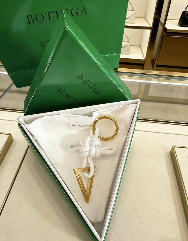 新品 Bottega Veneta葆蝶家 编织钥匙扣设计 金属 小羊皮 皮革 钥匙扣 白色真心推荐给大家,永远不会过时,超级经典的钥匙扣,真正的进口羊皮编织,原 新品 Bottega Veneta葆蝶家 编织钥匙扣设计 金属 小羊皮 皮革 钥匙扣 白色真心推荐给大家,永远不会过时,超级经典的钥匙扣,真正的进口羊皮编织,原