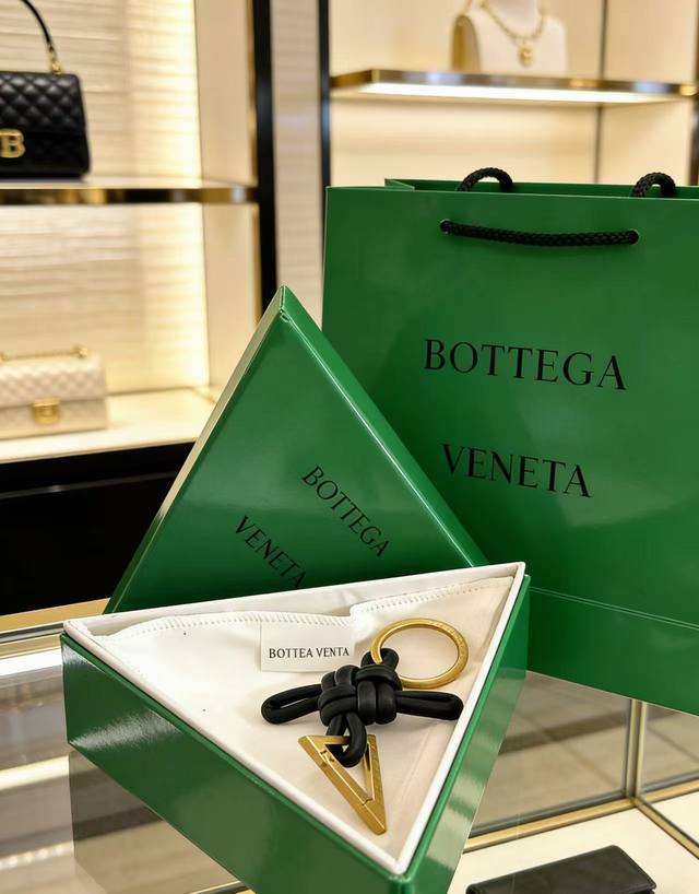 新品 Bottega Veneta葆蝶家 编织钥匙扣设计 金属 小羊皮 皮革 钥匙扣 黑色真心推荐给大家,永远不会过时,超级经典的钥匙扣,真正的进口羊皮编织,原 新品 Bottega Veneta葆蝶家 编织钥匙扣设计 金属 小羊皮 皮革 钥匙扣 黑色真心推荐给大家,永远不会过时,超级经典的钥匙扣,真正的进口羊皮编织,原