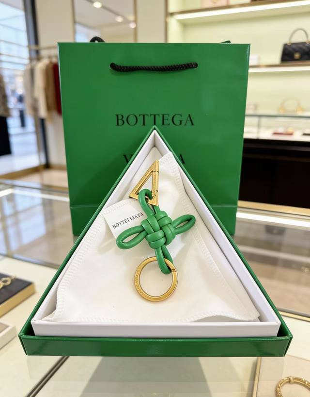 新品 Bottega Veneta葆蝶家 编织钥匙扣设计 金属 小羊皮 皮革 钥匙扣 绿色真心推荐给大家,永远不会过时,超级经典的钥匙扣,真正的进口羊皮编织,原 新品 Bottega Veneta葆蝶家 编织钥匙扣设计 金属 小羊皮 皮革 钥匙扣 绿色真心推荐给大家,永远不会过时,超级经典的钥匙扣,真正的进口羊皮编织,原