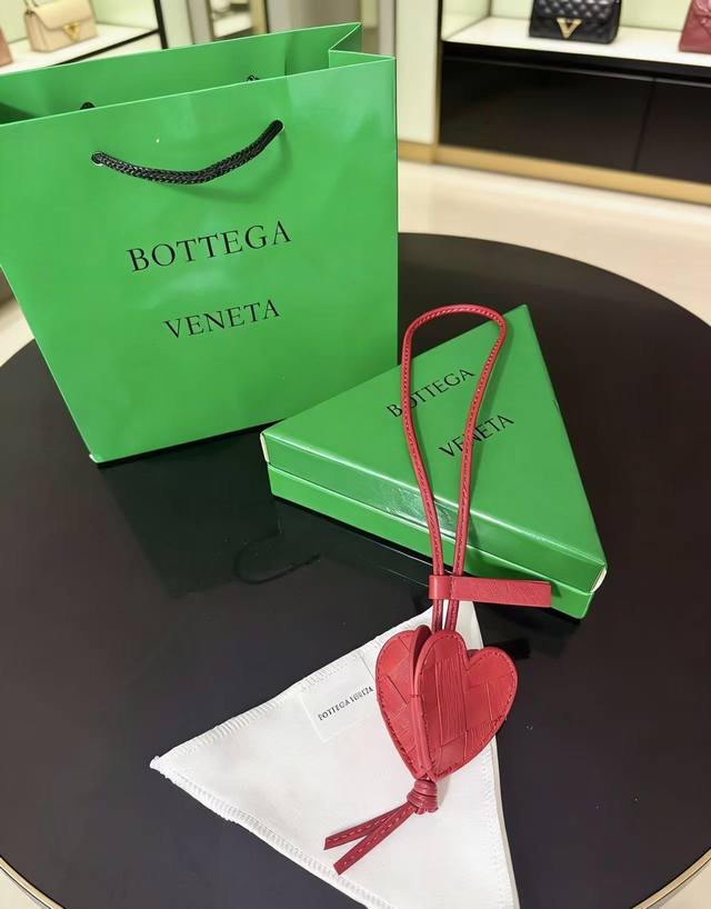 新品Bv爱心挂件挂饰 Bottega Veneta葆蝶家Bv爱心编织挂件挂饰 工匠用管状小羊皮全纯手工编织而成的哦~每一处编织纹理都藏着匠人的用心与巧思 不管是 新品Bv爱心挂件挂饰 Bottega Veneta葆蝶家Bv爱心编织挂件挂饰 工匠用管状小羊皮全纯手工编织而成的哦~每一处编织纹理都藏着匠人的用心与巧思 不管是