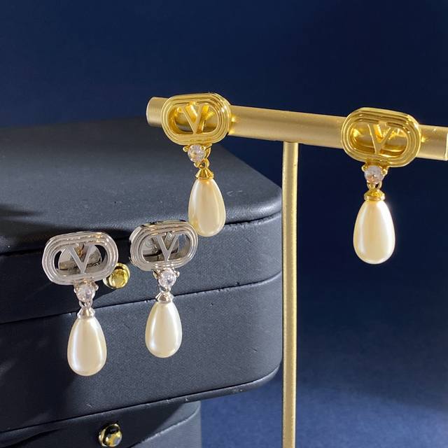 华伦天奴Valentino时尚百搭金属光面椭圆形V字母镶单钻吊水滴形珍珠耳钉 黄铜材料镀金 黄金色白金色2色 重约7.37G 耳环约长3Cm V字母约1.4Cm